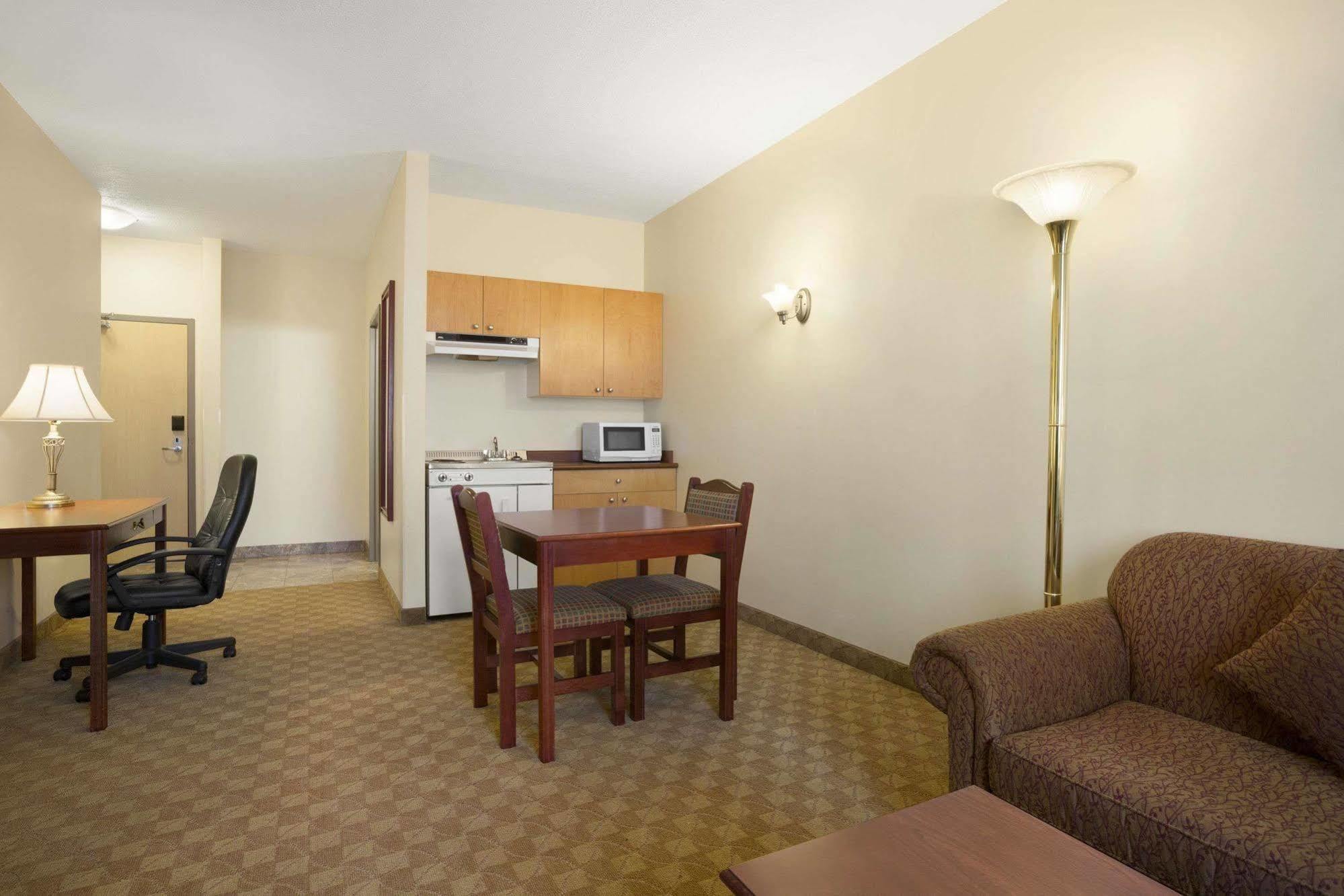 Days Inn By Wyndham Dawson Creek Exterior photo