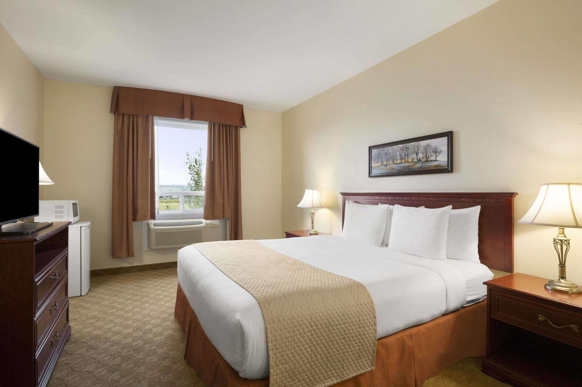 Days Inn By Wyndham Dawson Creek Exterior photo